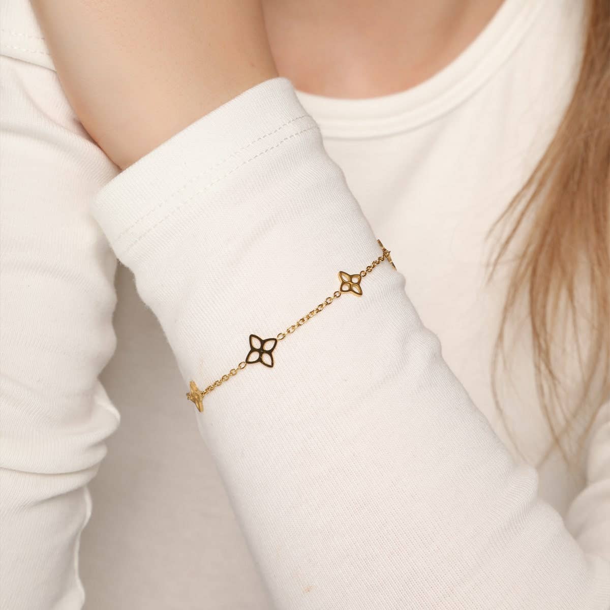 Elegant flower bracelet - 18K gold-plated