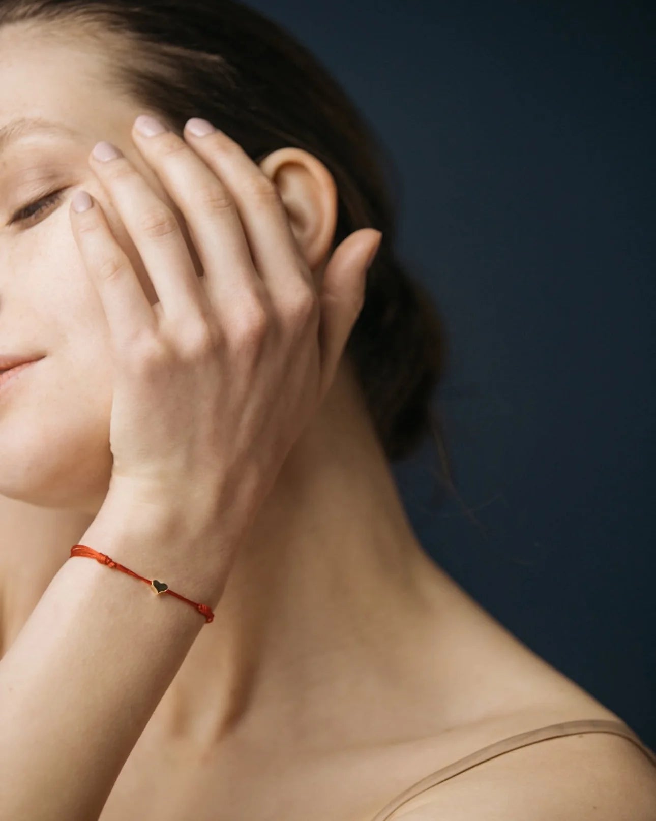 Iva Jewelry bracelet with heart on a string